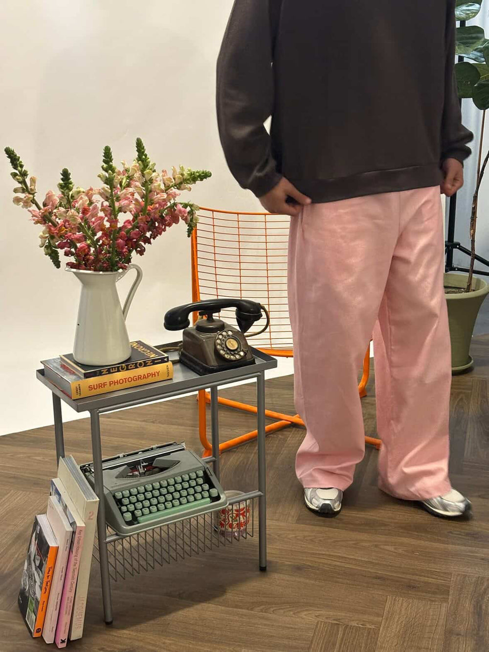 שולחן צד עם מדף אחסון תחתון - כסוף מוברש