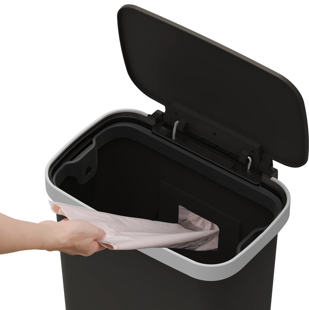 פח דוושה פלסטיק שחור VICENZA 50L + חבילת 20 שקיות זבל מתנה!