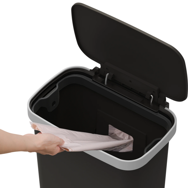 פח דוושה פלסטיק שחור VICENZA 50L + חבילת 20 שקיות זבל מתנה!